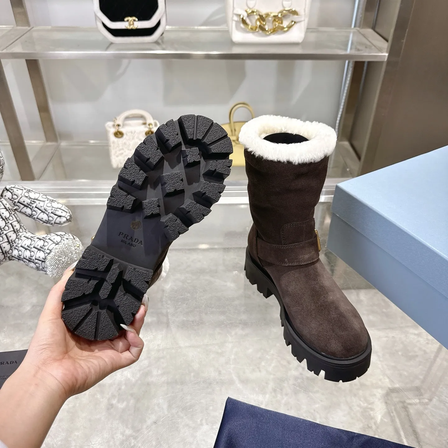👟👟Ex-factory price 700👟👟 🔥Heavyweight🔥4050 Prada/PRADA autumn and winter snow boots counter new thick-soled anti-ski boots warm wool short boots, the same style as PRADA autumn and winter T-stage catwalk catwalk celebrity stars, original 1:1 replica, high-quality quality! The top version is comfortable on the feet and makes you look slimmer, elegant and intellectual! It is a rare pair of comfortable and warm casual snow boots! ❶Fabric: High mercerized cow suede/first layer cowhide ❷Lining: %100 pure wool imported from Australia ❸Feet: %100 pure wool imported from Australia ❹Outsole: Original TPU foam bottom Four-color women's sizes: 36–42. Complete packaging, with certified pure cotton bag after-sales service card.
